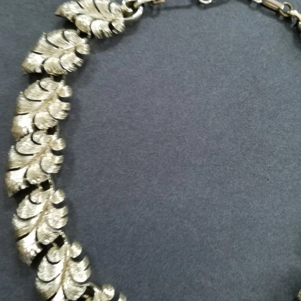 Vintage Lisner Intricately Crafted Leaves Choker in Silvertone - Picture 3 of 10